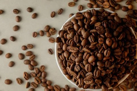 Coffee beans create a rich, aromatic experience on a rustic table Foto stock