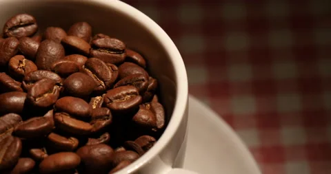 Coffee beans in a cup Stockbeeldmateriaal 162610042