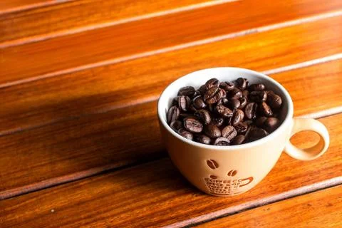 Coffee beans in the cup on the table Foto stock