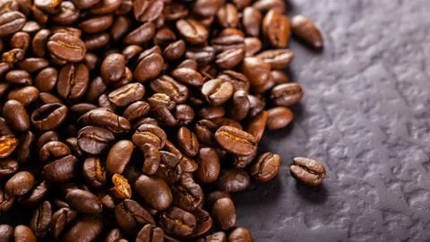 Coffee beans on dark stone table. Foto stock