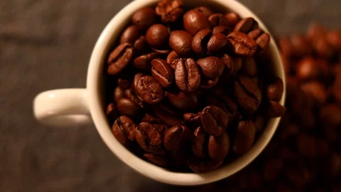 Coffee  beans dolly shoot hi angle Stockbeeldmateriaal 128990467