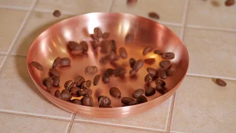 Coffee beans fall in a copper plate 库存影片 116618154