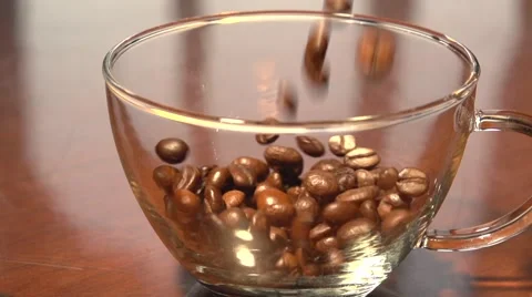 Coffee beans fall. Slow motion. Video stock 55298919
