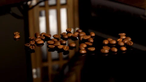 Coffee beans falling down in slow motion. Vídeos de archivo 128616694
