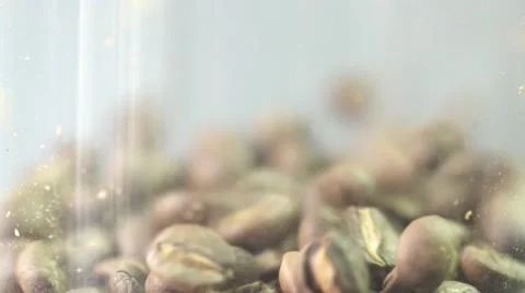 Coffee beans falling into jar close up macro shot Vídeos de archivo 67905358
