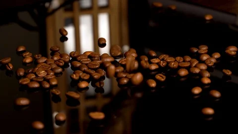Coffee beans falling slow motion Vídeos de archivo 128616683