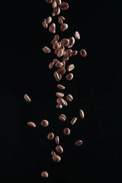 Coffee beans in flight on a dark background Foto stock