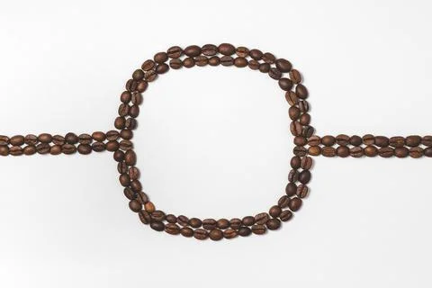Coffee beans in the form of a frame with a horizontal line. Foto stock