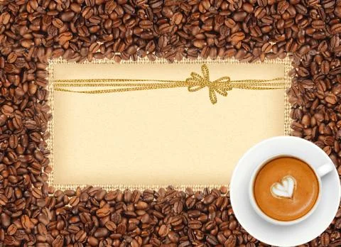 Coffee beans frame over burlap textile with greeting card with golden bow and Fotos de archivo