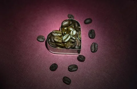 Coffee beans inside a heart shape, romantic date theme Foto stock