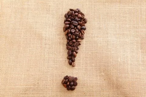 Coffee beans on linen background (exclamation mark ) Foto stock