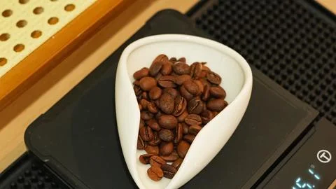 Coffee Beans Measured on Digital Scale Foto stock