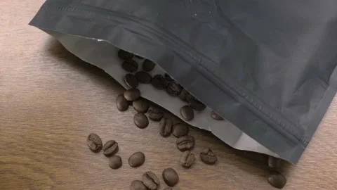 Coffee beans in package wooden background motion Vídeos de archivo 217426777