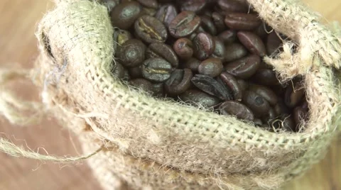 Coffee beans rotating in burlap, close up Video stock 67902676