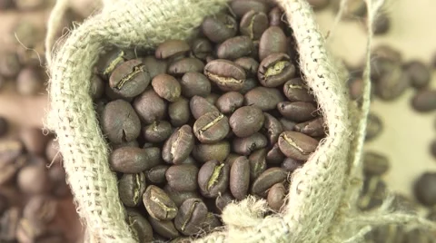 Coffee beans rotating in burlap, close up Stock-Footage 67904433