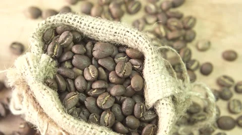 Coffee beans rotating in burlap, close up Vídeos de archivo 67905312