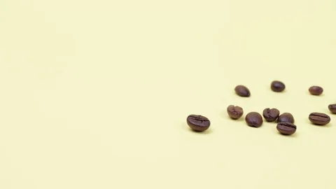 Coffee beans scattered on a yellow background. Panorama. Stockbeeldmateriaal 129026436