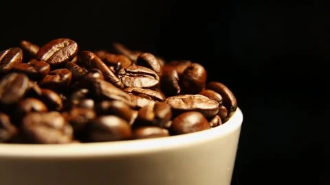 Coffee beans shifting in ceramic cup Vidéo 323192053