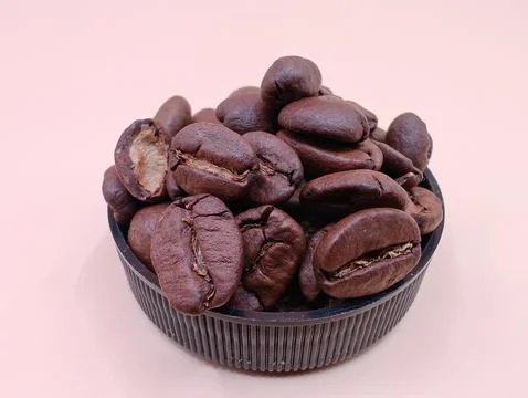 Coffee beans in a small pile Foto stock