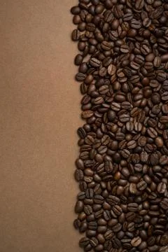 Coffee beans split the frame into two parts Stockfoto's