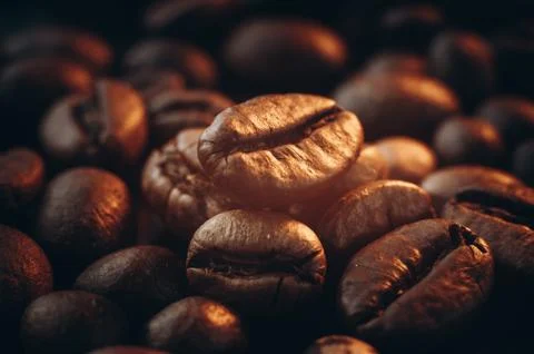 Coffee beans on the table fried with steam and hot close-up 库存照片