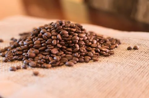 Coffee beans on tissue mat Foto stock