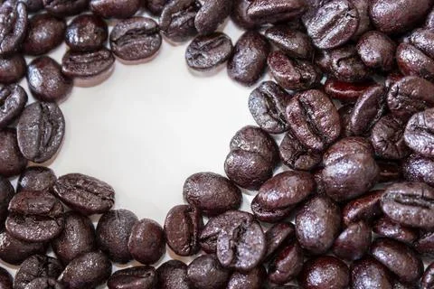 Coffee beans on a white background and a white circle Stock-Fotos
