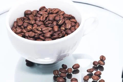 Coffee beans in white cup Foto stock