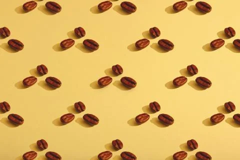 Coffee beans on yellow background. Flat lay, hard light. Foto stock