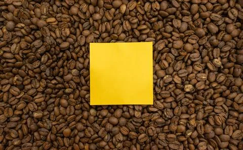Coffee beans with yellow post it to put your logo or message Foto stock