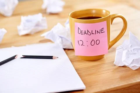 Coffee, book and note on mug for deadline in office for reminder, schedule and Foto stock