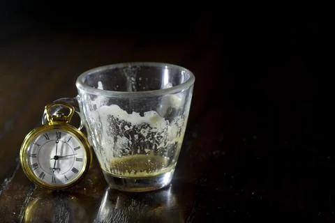 Coffee break and deadline concept with vintage watch 库存照片
