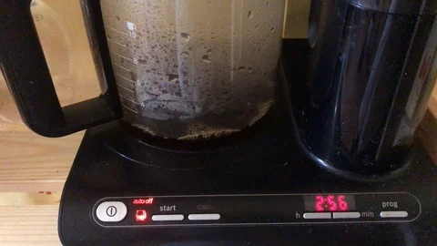 Coffee is brewed in a coffee maker Vídeos de archivo 101124977