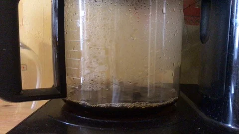 Coffee is brewed in a coffee maker Vídeos de archivo 101124995