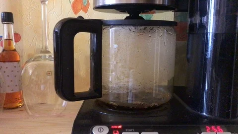 Coffee is brewed in a coffee maker Vídeos de archivo 101125049