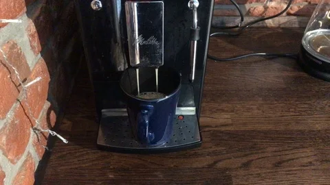 Coffee is brewed in a coffee maker Vídeos de archivo 104674657