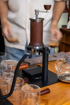 Coffee brewing process coffee shop beverage preparation indoor setting clos.. Foto stock