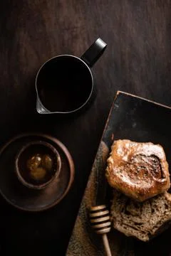 Coffee with a bun on a dark background Foto stock