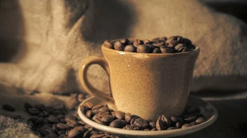 Coffee cup and coffee beans Vídeos de archivo 104315902