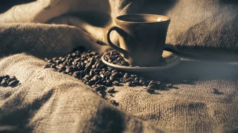 Coffee cup and coffee beans Vídeo Stock 104316220