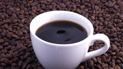 Coffee cup and coffee beans. A white cup of coffee on the table Video stock 123388806