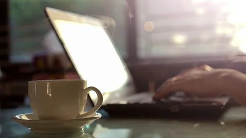 Coffee cup and play computer 库存影片 109057751