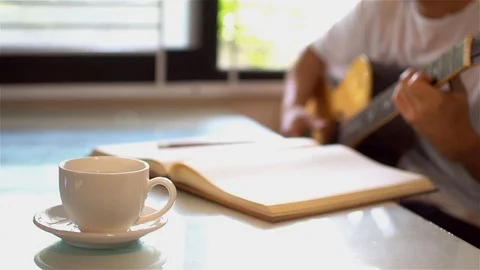 Coffee cup and play guitar 库存影片 108251253