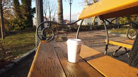 Coffee cup on bench Vídeos de archivo 274002449