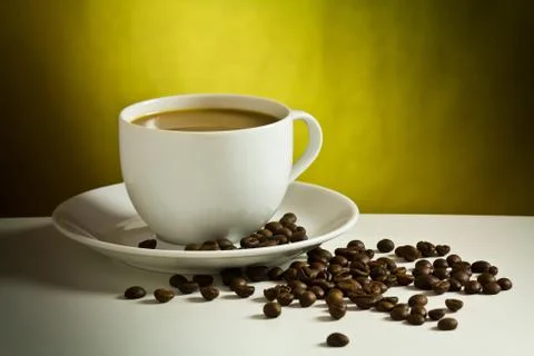 Coffee cup with coffee bean on table 스톡 사진