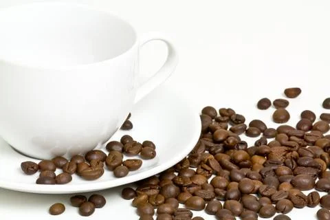 Coffee cup with coffee bean on table 스톡 사진