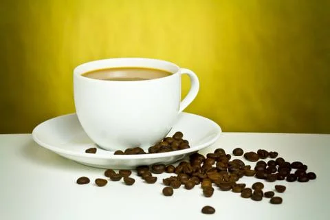 Coffee cup with coffee bean on table 스톡 사진