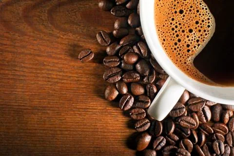 Coffee cup with coffee beans close up Foto stock