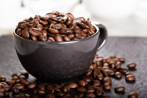 Coffee cup full of coffee beans. Foto stock