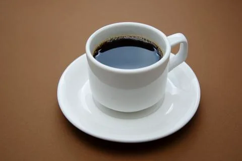 Coffee cup isolated on brown table. Coffee drink with copy space. Foto stock